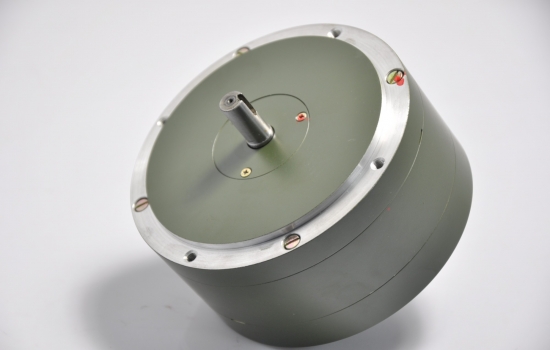 為什么力矩電機的直接驅動是實現高速遠動旋轉呢？